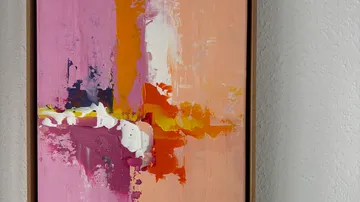 Abstraktes Gemälde mit lebendigen Farben gerahmt.