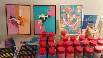 Bunte Gemälde mit Kunstbedarf ausgestellt.