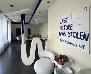 Kunststudio mit abstraktem Gemälde an der Wand.