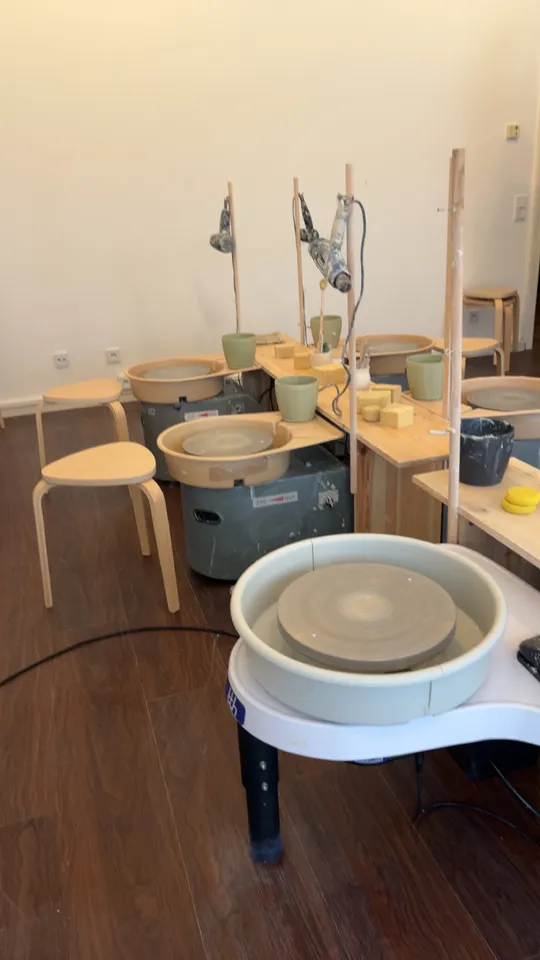Töpferscheiben in einem Studio.