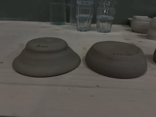 Zwei Tonschalen trocknen auf Tisch.