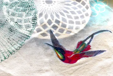 Bunter Vogel fliegt über gemusterten Hintergrund.