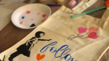 Leinwandtasche bemalt mit Kunst und 'follow'.