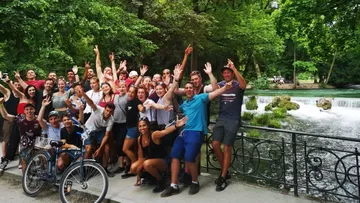 Gruppe von Menschen posiert am Flusswasserfall.