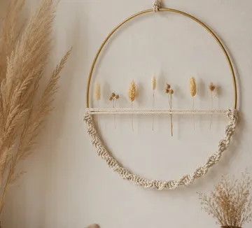 Getrocknete Blumen in einem runden Wandbehang.