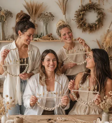Vier Frauen halten Zierreifen drinnen.