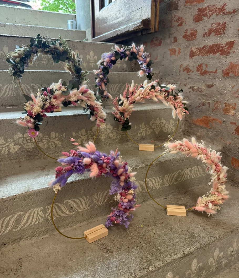 Blumenarrangements auf Betonstufen ausgestellt.