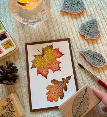 Herbstblätter mit Stempeln auf Papier gemalt.