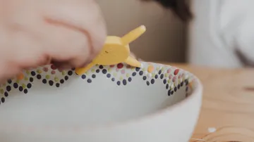Hand bemalt Keramikschüssel mit Werkzeug.