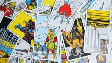 Tarotkarten verteilt auf Oberfläche.