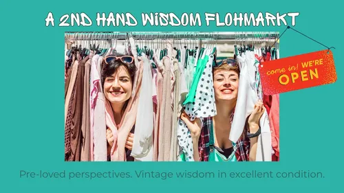 Zwei Frauen lächeln durch hängende Kleidung, fröhlicher Markt.