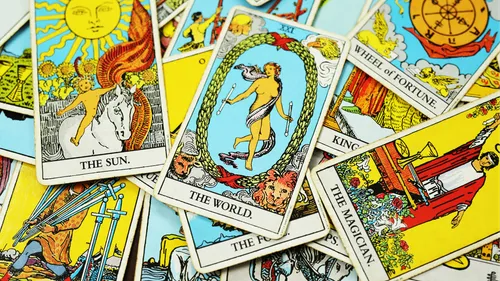 Tarotkarten verteilt, bunte Designs sichtbar.