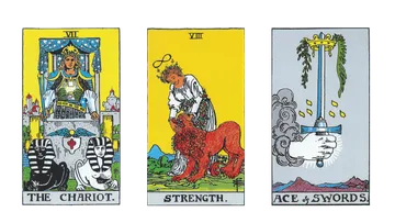 Drei Tarotkarten: Wagen, Stärke, Ass der Schwerter.