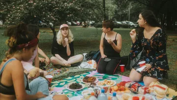 Gruppe von Frauen bei einem Picknick im Freien.