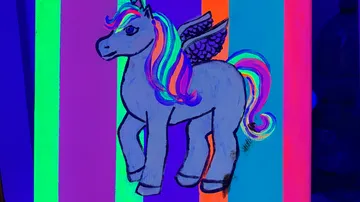 Geflügeltes Einhorn mit Regenbogenmähne auf gestreiftem Hintergrund.