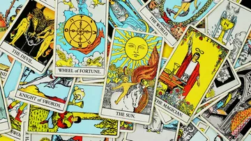 Tarotkarten zufällig auf einer Oberfläche verstreut.
