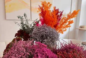 Bunte Trockenblumen in einem Raum.