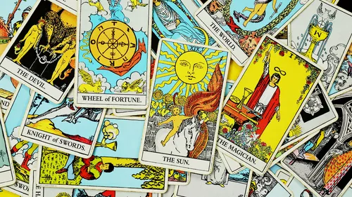 Tarotkarten auf einer Fläche verteilt.