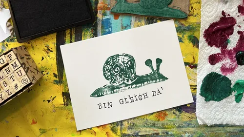 Schneckenabdruck auf Karte mit Stempelblöcken.