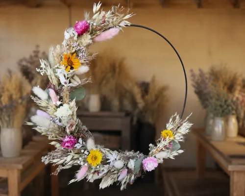 Tie an autumn wreath of dried flowers in Dresden