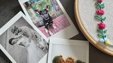 Fotos und Stickerei auf einem Tisch.