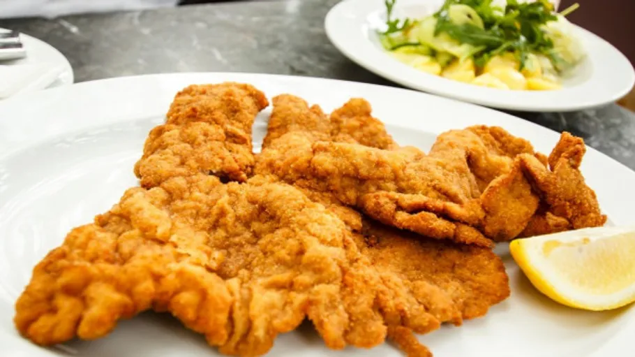 Gebratenes Schnitzel auf einem weißen Teller.