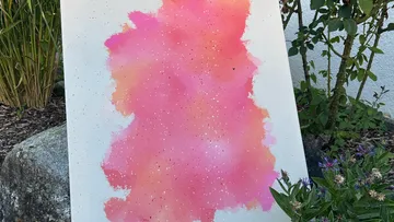 Leinwand mit pinker Farbe im Freien.