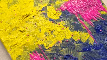 Abstrakte Malerei mit gelben, pinken, blauen Texturen.