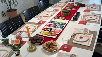 Tisch für Stickerei-Workshop mit Snacks gedeckt.