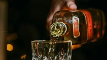 Whiskey wird in ein Glas gegossen.