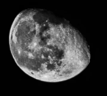 Mond im zunehmenden Dreiviertel, Nachthimmel.