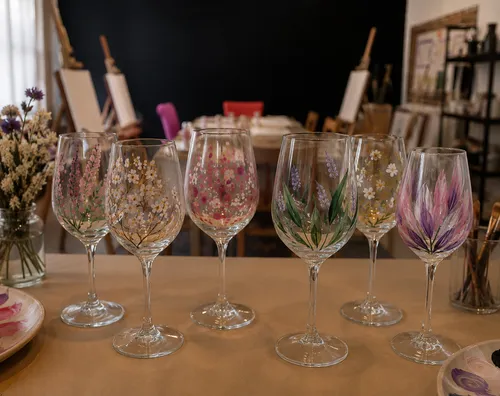 Weingläser bemalen bei einer Wein-Runde in Würzberg