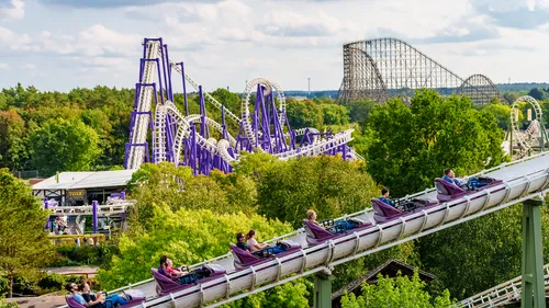 Menschen auf Wasserrutsche im Freizeitpark.