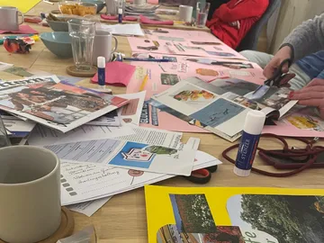 Tisch mit Bastelmaterialien, Schneiden von Bildern, kreativer Anlass.
