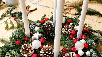 Verschiedene individuell gestaltete Adventskränze mit Naturmaterialien und Weihnachtsschmuck.