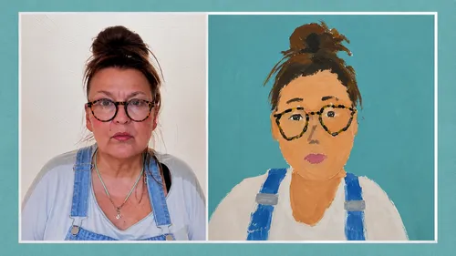 Frau mit Brille neben gemaltem Porträt.