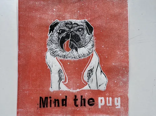 Mops-Illustration mit Text 'Mind the pug'.