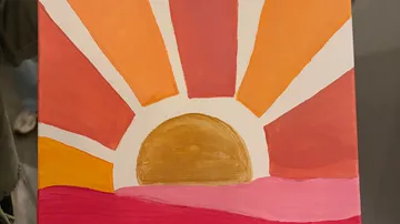 Buntes Sonnenaufgangsbild mit abstrakten Strahlen.