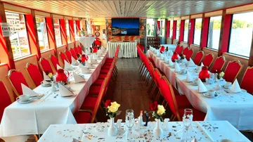 Elegantes Dinner-Setup auf einem Flusskreuzer.