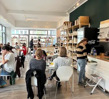 Menschen essen in einem modernen Café.