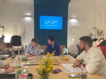 Gruppenspiele spielen, Menschen in gemütlichem Coworking-Space.
