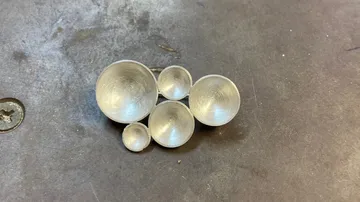 Metallkugeln auf einer flachen Oberfläche angeordnet.