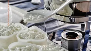 Käse wird in Formen gegossen, Küche.