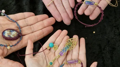 Schmuck-Workshop mit Edelsteinen & Draht in Stuttgart