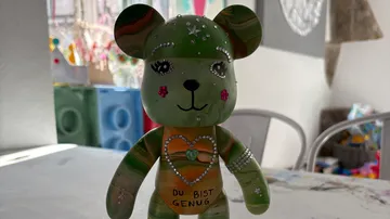 Dekorierte Bärenfigur auf Tisch drinnen.