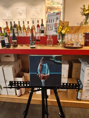 Gemälde in einem Weinladen ausgestellt.