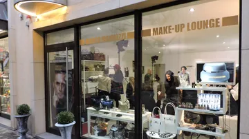 Personen in einer Make-up-Lounge Geschäft.