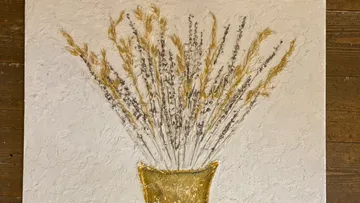 Strukturierte Vase mit Trockenpflanzen-Dekoration