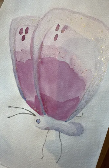 Lila Schmetterling Gemälde auf strukturiertem Papier.