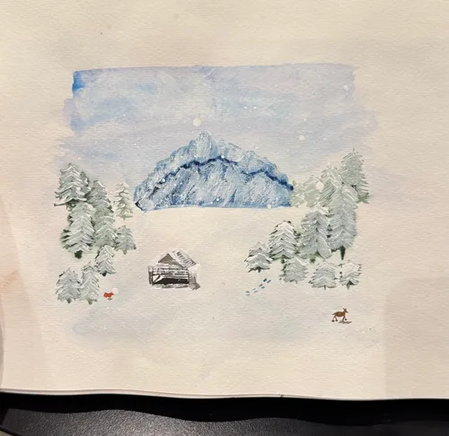 Hütte und Hirsch in verschneiter Berglandschaft.